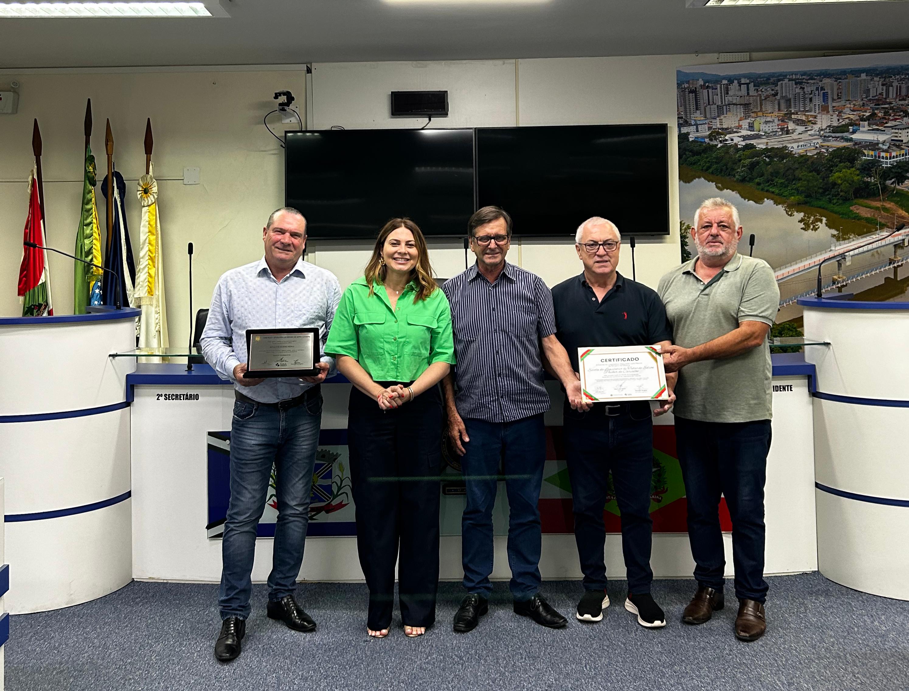 Escola do Legislativo da Câmara de Vereadores de Tubarão recebe premiação da ALESC