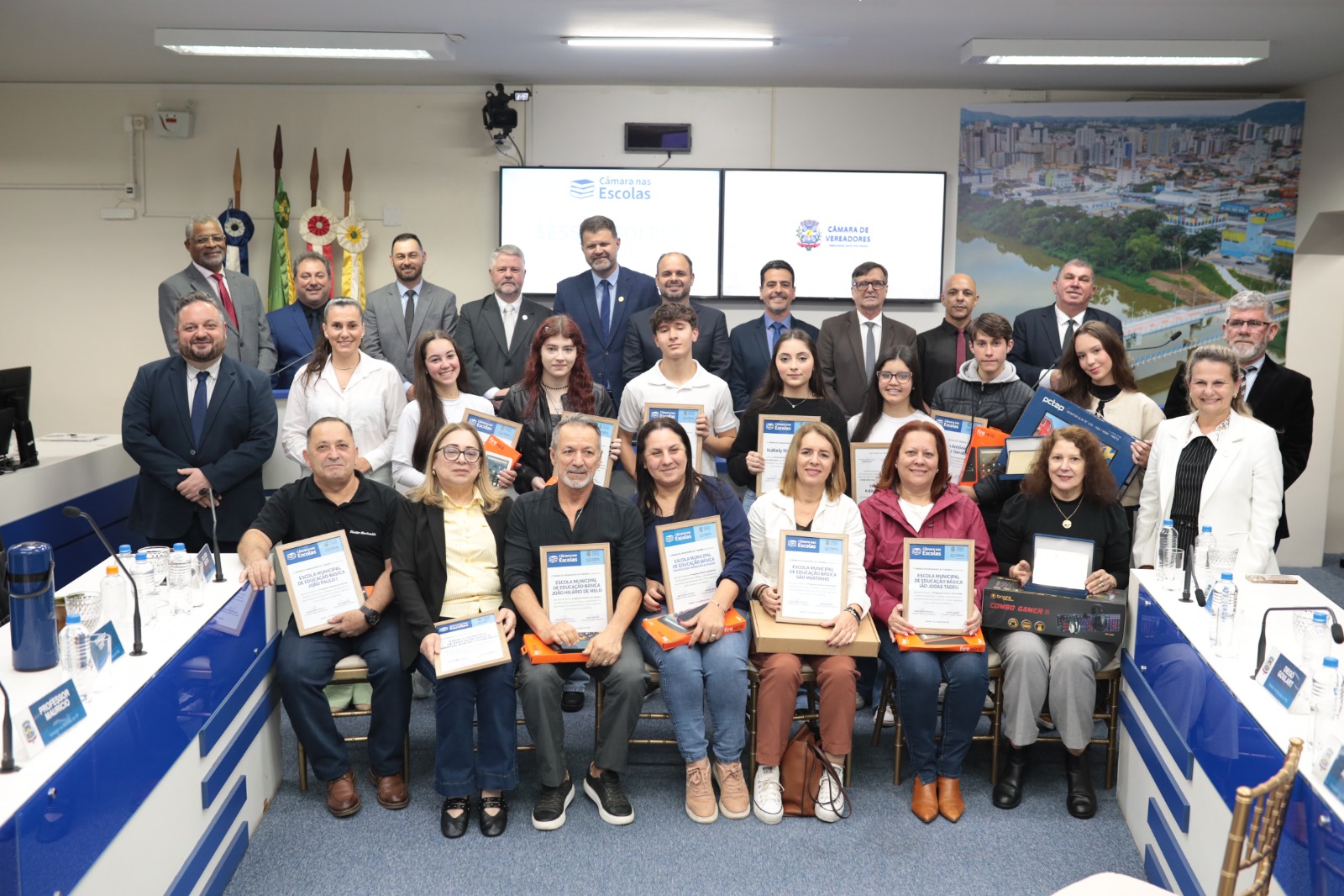 Programa Câmara nas Escolas premia estudantes da rede municipal em Sessão Solene